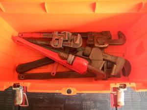 lot 54 image: TOOLBOX WITH VARIETY OF PIPE WRENCHES - SEE PICTURES