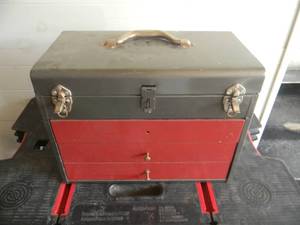 lot 59 image: VINTAGE TOOLBOX FULL OF STUFF - SEE PICTURES