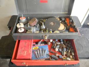 lot 61 image: METAL TOOLBOX FILLED WITH GRINDER AND CUTOFF WHEELS AND MORE - SEE PICTURES
