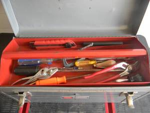 lot 62 image: VINTAGE SEARS CRAFTSMAN TOOLBOX WITH A VARIETY OF TOOLS - SEE PICTURES