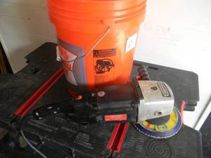 lot 64 image: SEARS CRAFTSMAN SANDER POLISHER MODEL 315.11571 - WORKS - WITH BUCKET OF EXTRA DISCS - SEE PICTURES
