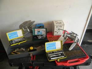 lot 75 image: LARGE GROUP OF TOOLS - SOCKET SETS, DRILL BITS, CRAFTSMAN TOOLBOX, VICES & MORE