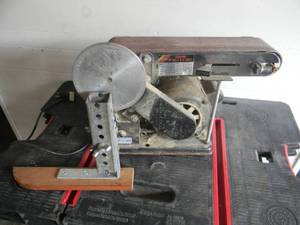 lot 77 image: MENARDS 4 BELT & 6 DISC SANDER - WORKS - SEE PICTURES