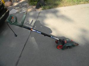 lot 98 image: BLACK & DECKER ELECTRIC EDGE HOG - WORKS - SEE PICTURES