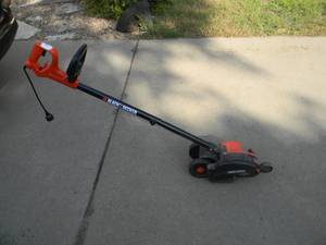 lot 99 image: BLACK & DECKER ELECTRIC EDGE HOG - WORKS - SEE PICTURES