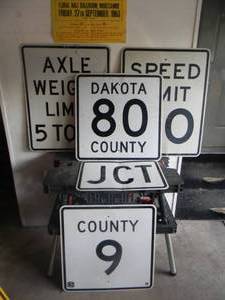 lot 118 image: VINTAGE SET OF 5 STREET SIGNS - VARIOUS SIZES - SEE PICTURES