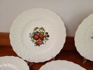 lot 37 image: Spode Alden Dinner Plates with Raised Daisy Rim