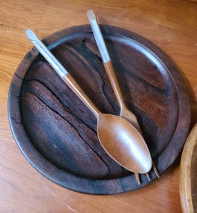 lot 58 image: Beautiful Wood Servingware