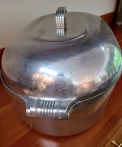lot 69 image: Wagner Roaster and Trivet