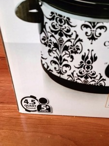 lot 71 image: New 4.5 Quart Crockpot