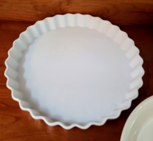 lot 80 image: White Ceramic Bakeware