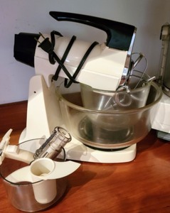 lot 82 image: Kitchen Gadgets