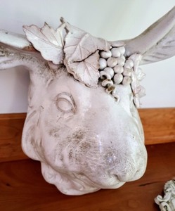 lot 118 image: Pretty White Wall Decor