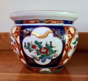 lot 160 image: Pair of Imari Bowls