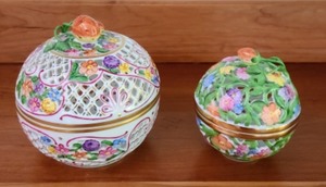 lot 164 image: Herend Hungary Open Work Porcelain Balls