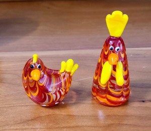 lot 176 image: Fitz and Floyd Art Glass Rooster and Hen