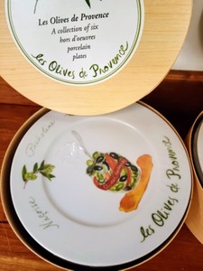 lot 178 image: Two Sets of Crate and Barrel Olive Plates