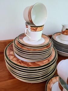lot 191 image: Retroneu Wood Garland Dish Set