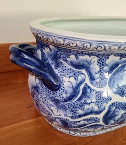 lot 208 image: Decorative Blue and White Handled Planter