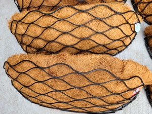lot 265 image: Metal Hanging Planters