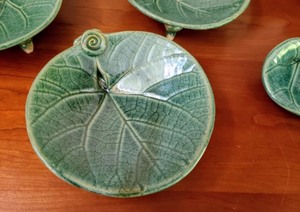 lot 274 image: Pretty Leaf Plates