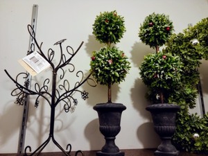 lot 280 image: Holiday Decor