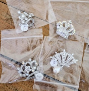 lot 290 image: Rhinestone Brooches