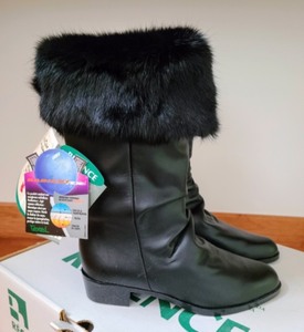 lot 299 image: New Regence Winter Boots