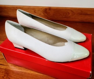 lot 298 image: Vaneli Pumps
