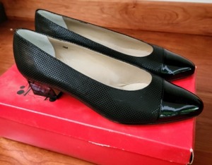 lot 301 image: New Vaneli Pumps
