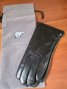 lot 329 image: Womens Leather Gloves