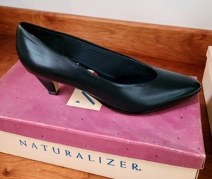 lot 411 image: New Vintage Heels