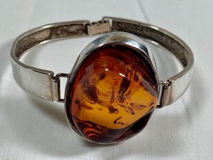 lot 441 image: Stunning Amber and Sterling Bracelet