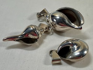 lot 455 image: Three Sterling Seashell Pendants