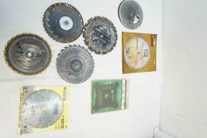 lot 118 image: Saw blades and sanding discs
