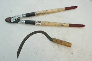 lot 165 image: Gardening tools