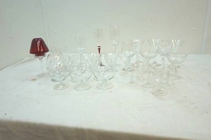 lot 195 image: Glassware