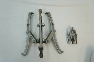 lot 205 image: Gear pullers