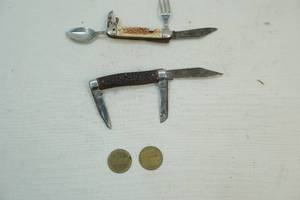 lot 228 image: Pocket knives and tokens
