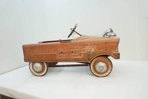 lot 10 image: Pedal car