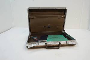 lot 19 image: Briefcase