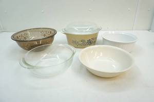 lot 51 image: Glassware and bakeware