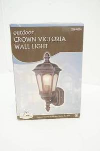 lot 71 image: Outdoor light