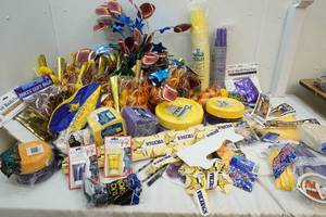 lot 78 image: MN Vikings party supplies