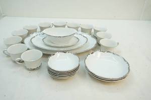lot 100 image: China set