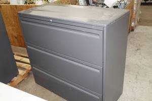 lot 237 image: Metal Lateral File Cabinet 3-drawer