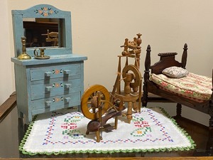 lot 107 image: Vintage Dollhouse Furniture