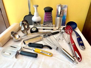 lot 102 image: Large Variety of Kitchen Utensils