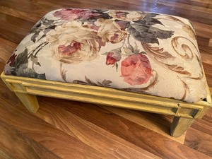lot 89 image: Petite Upholstered Step Stool