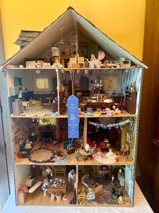 lot 85 image: Unbelievable Complete Dollhouse Diorama